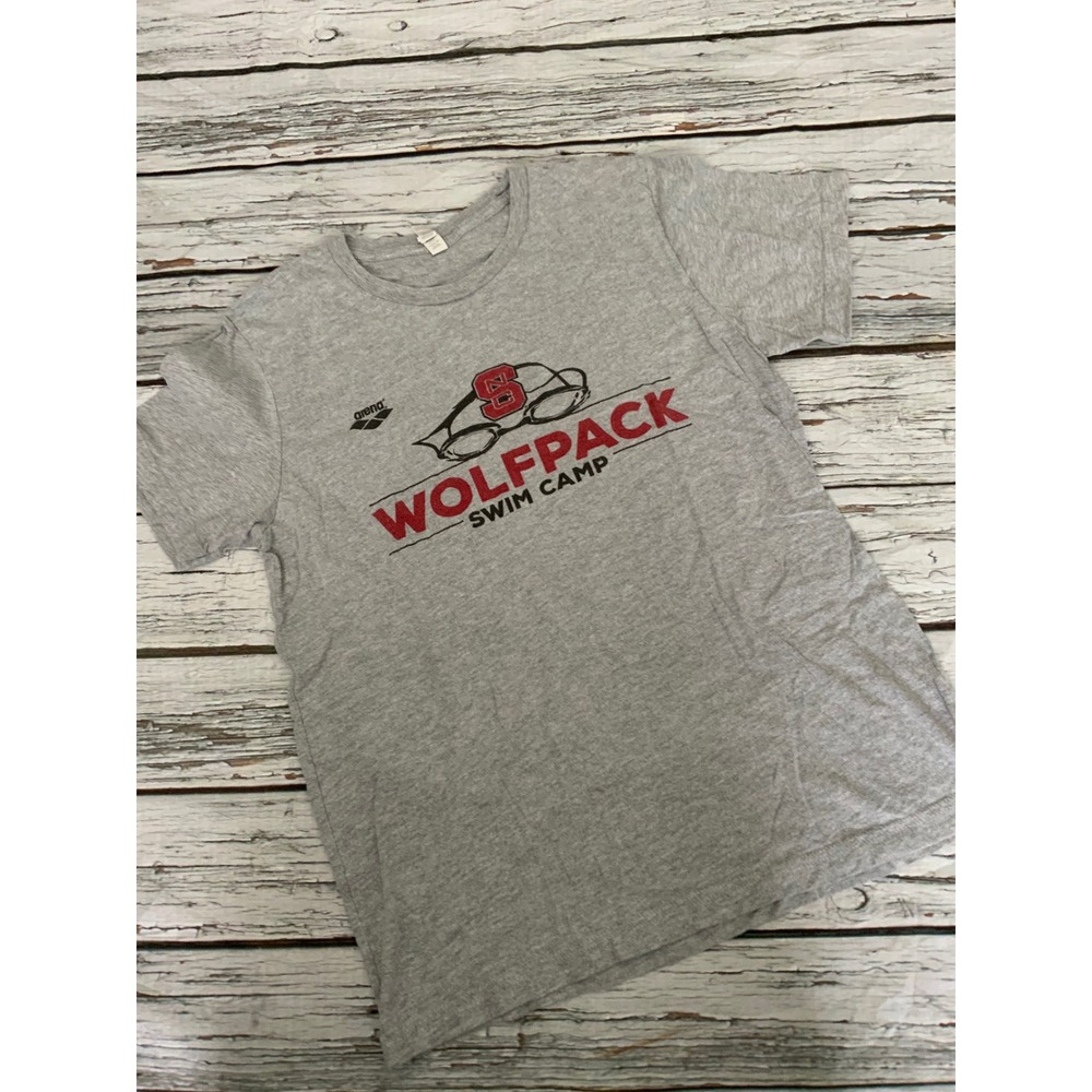 Arena NC State Wolfpack Swim Camp Graphic T-Shirt Mens Medium Gray Short Sleeve